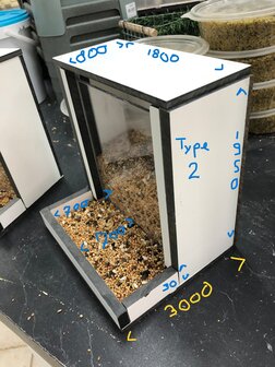 Voersilo&#039;s voor vogels van trespa en Plexiglas in verschillende afmetingen 